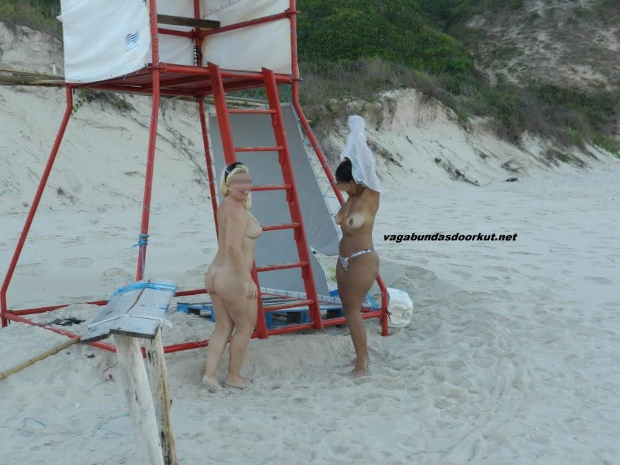 Esposas-gostosas-e-peladas-na-praia-1 