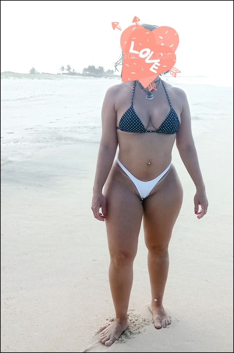 Esposa gostosa curtindo as férias na praia