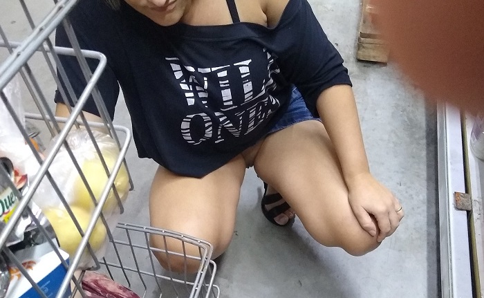 Esposa sem calcinha no supermercado