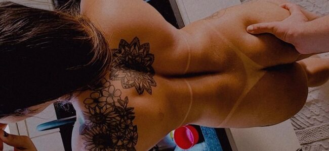 Esposa tatuada com marquinhas em fotos peladas