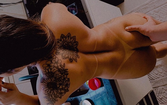 Esposa tatuada com marquinhas em fotos peladas